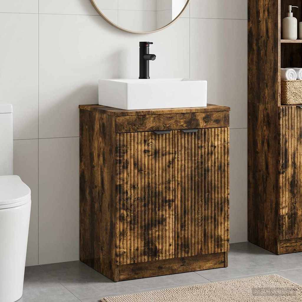 Rustikales Badezimmerwaschbecken aus Holz mit weißem Aufsatzwaschbecken und schwarzem Wasserhahn vor Wänden mit hellen Fliesen
