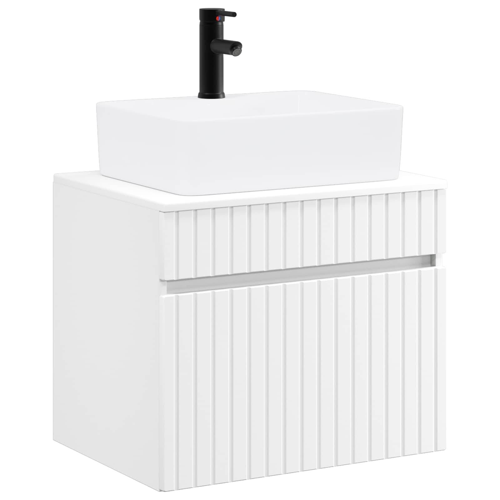 Weiße moderne Badezimmerkommode mit rechteckigem Waschbecken und schwarzem Wasserhahn, gezeigt auf einem einfachen Hintergrund.