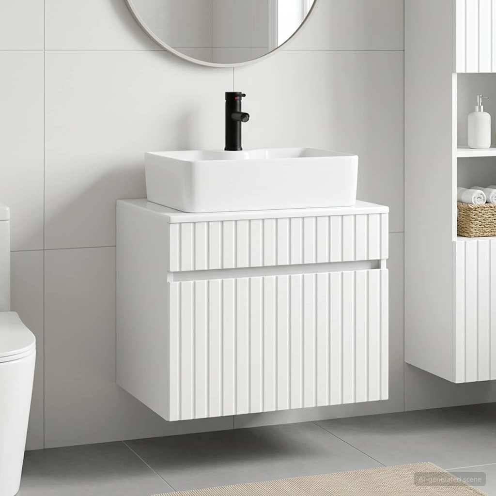 Modernes Badezimmerschränkchen mit weißem rechteckigem Waschbecken, schwarzem Wasserhahn, rundem Spiegel und gerillter Schrankfront vor hellgrauer Fliesenwand.