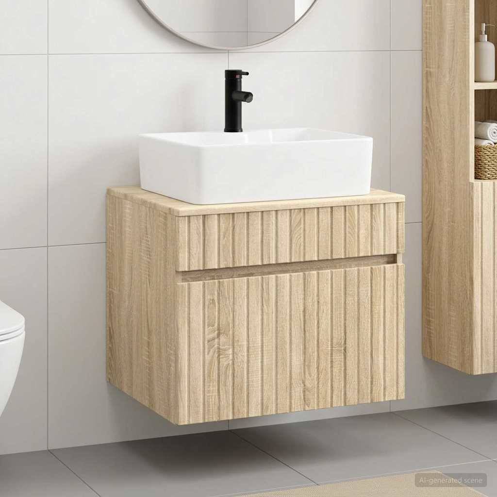 Schwebendes Badezimmerwaschbecken aus hellem Holz mit weißem Aufsatzwaschbecken und schwarzem Wasserhahn an einer gefliesten Wand