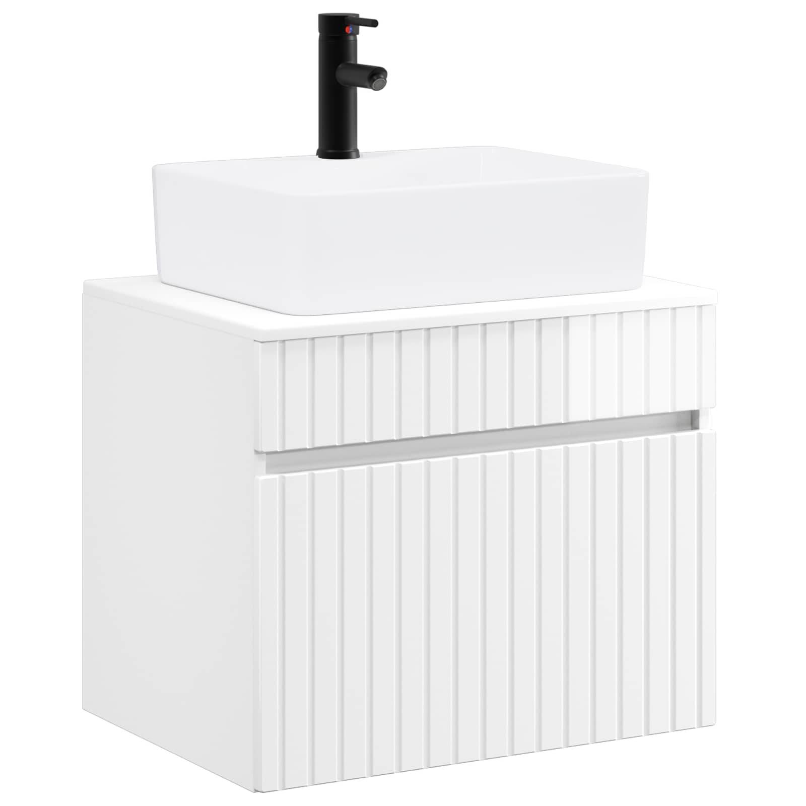 Weißes Badezimmerwanschrank mit integriertem Waschbecken und schwarzem Einhebel-Wasserhahn auf neutralem Hintergrund.