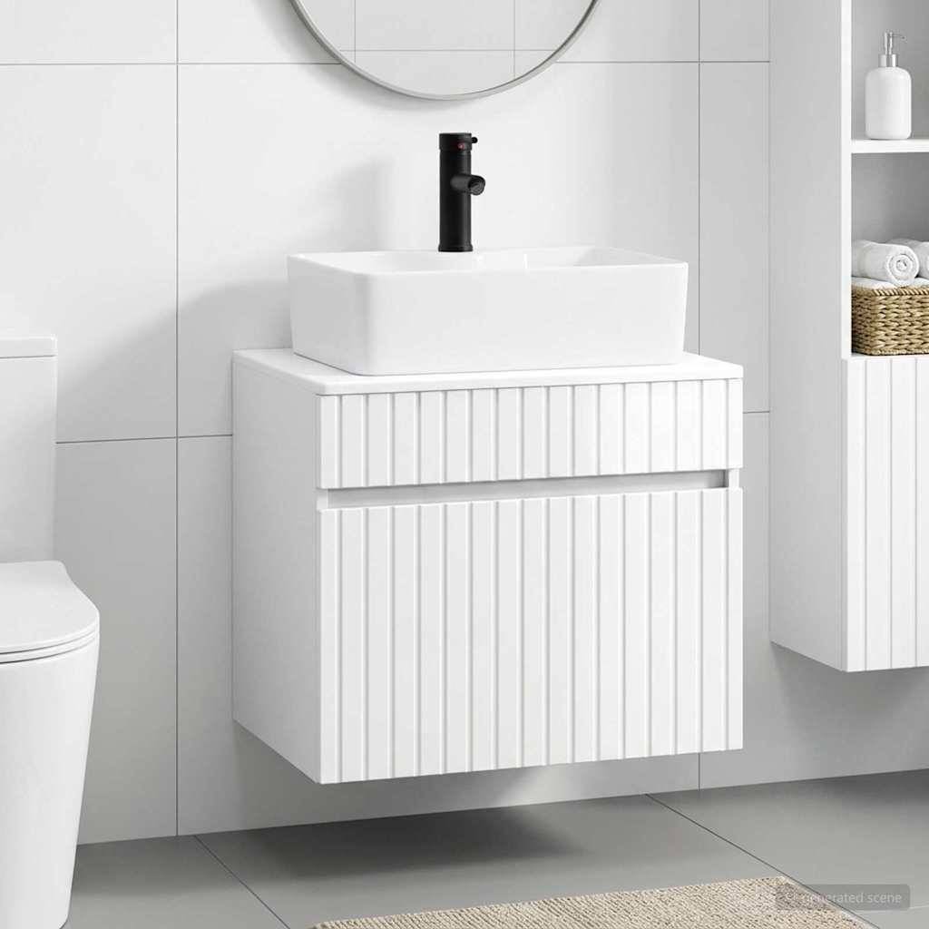 Modernes weißes Badezimmerwaschtisch mit Aufsatzwaschbecken und schwarzer Armatur an einer gekachelten Wand montiert, gezeigt neben einer Toilette und einem Lagerschrank.