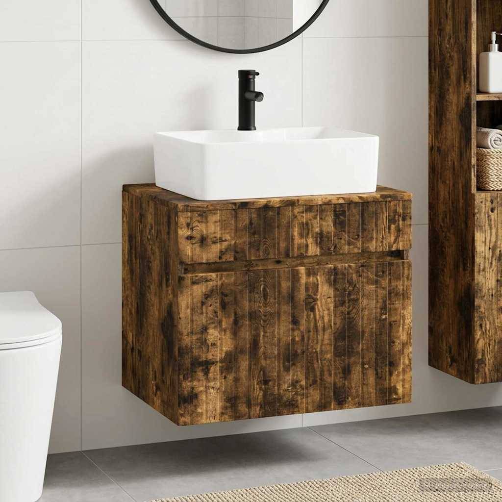 Badezimmerwaschbecken mit einem weißen quadratischen Waschbecken und schwarzem Wasserhahn auf einem rustikalen Holzschrank montiert, neben einer Toilette und einer Wandspeichereinheit.