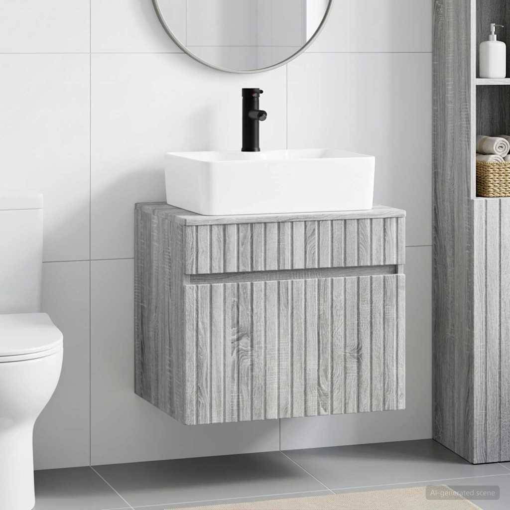 Modernes Badezimmer mit an der Wand montiertem Holzwaschbecken, weißem Aufsatzwaschbecken und schwarzem Wasserhahn, neben einer Toilette und einem Handtuchregal.