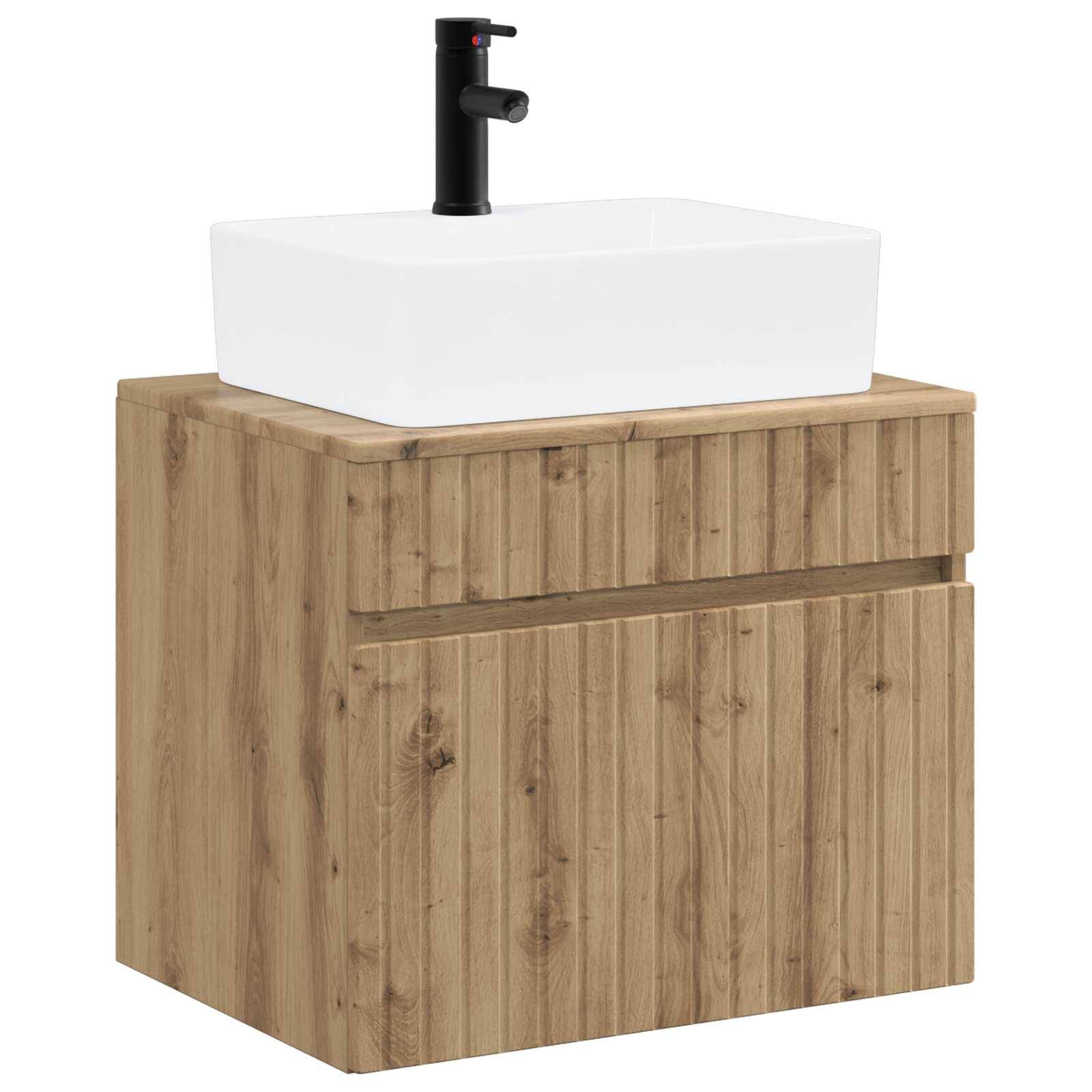 Modernes Badezimmer-Waschtisch mit einem weißen quadratischen Aufsatzwaschbecken und schwarzer Armatur auf einem Unterschrank mit Holzmaserung und zwei vorderen Paneelen.