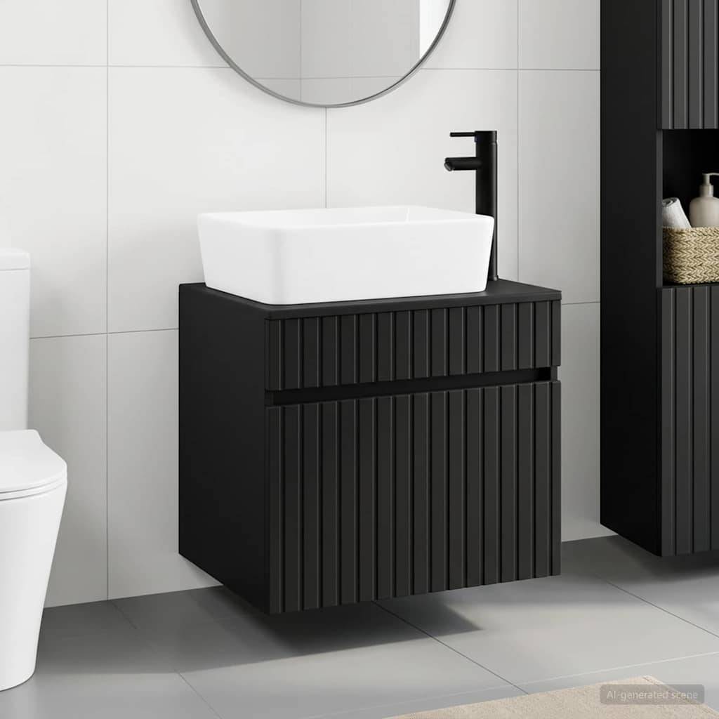 Modernes Badezimmer-Waschtisch mit weißem Aufsatzwaschbecken und schwarzem Lamellenschrank, abgebildet neben einer Toilette und passendem Lagerbestand.
