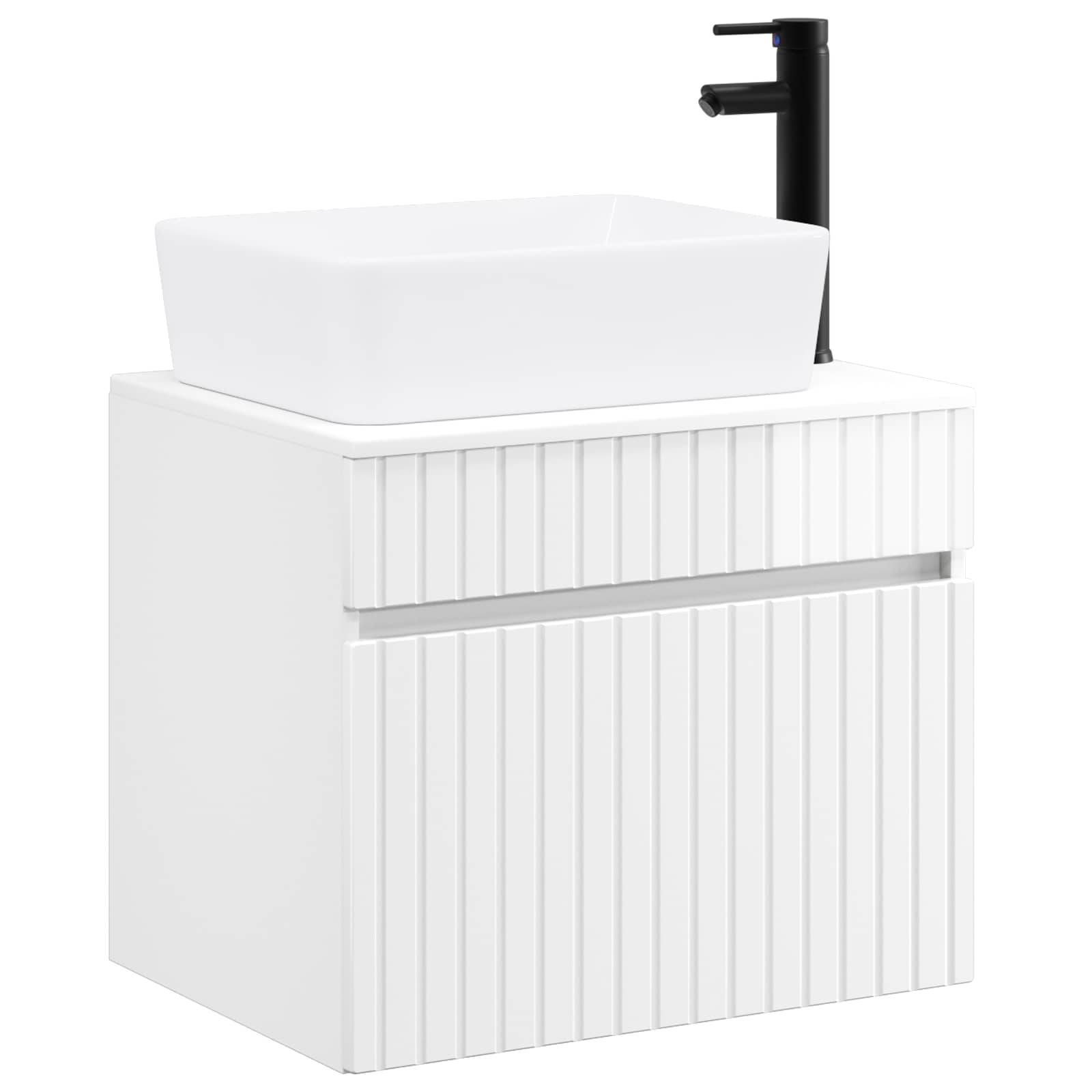 Modernes weißes Badezimmermöbel mit integriertem Waschbecken und schwarzer Armatur auf saubereм weißem Hintergrund.
