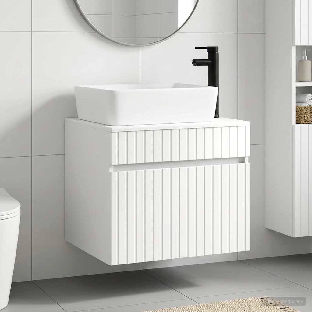 Modernes Badezimmer-Waschtisch mit weißem Aufsatzwaschbecken und schwarzem Wasserhahn, montiert auf einem wandhängenden Schrank mit vertikalen Lamellen.
