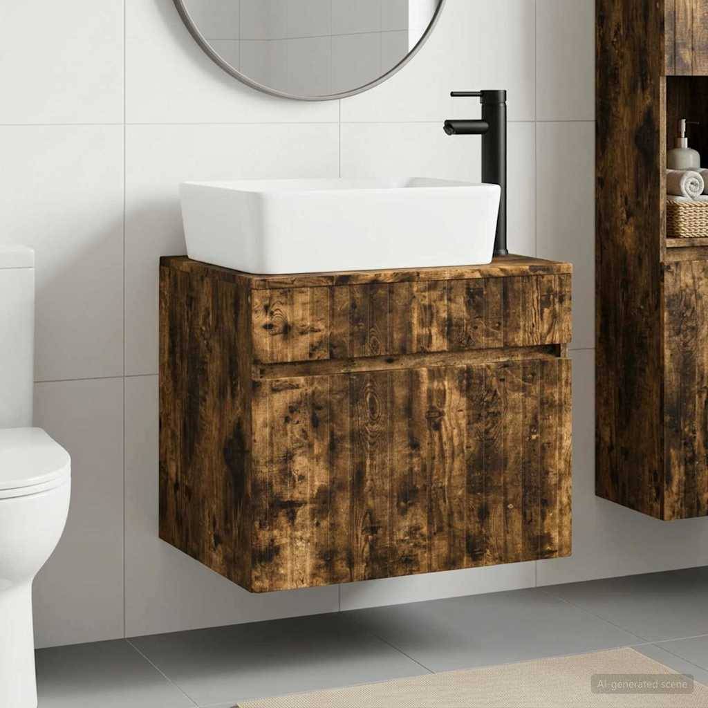 Modernes Badezimmer-Waschtisch mit weißem Aufsatzbecken, mattschwarzer Armatur und rustikalem Holzschrank, montiert an einer gekachelten Wand.