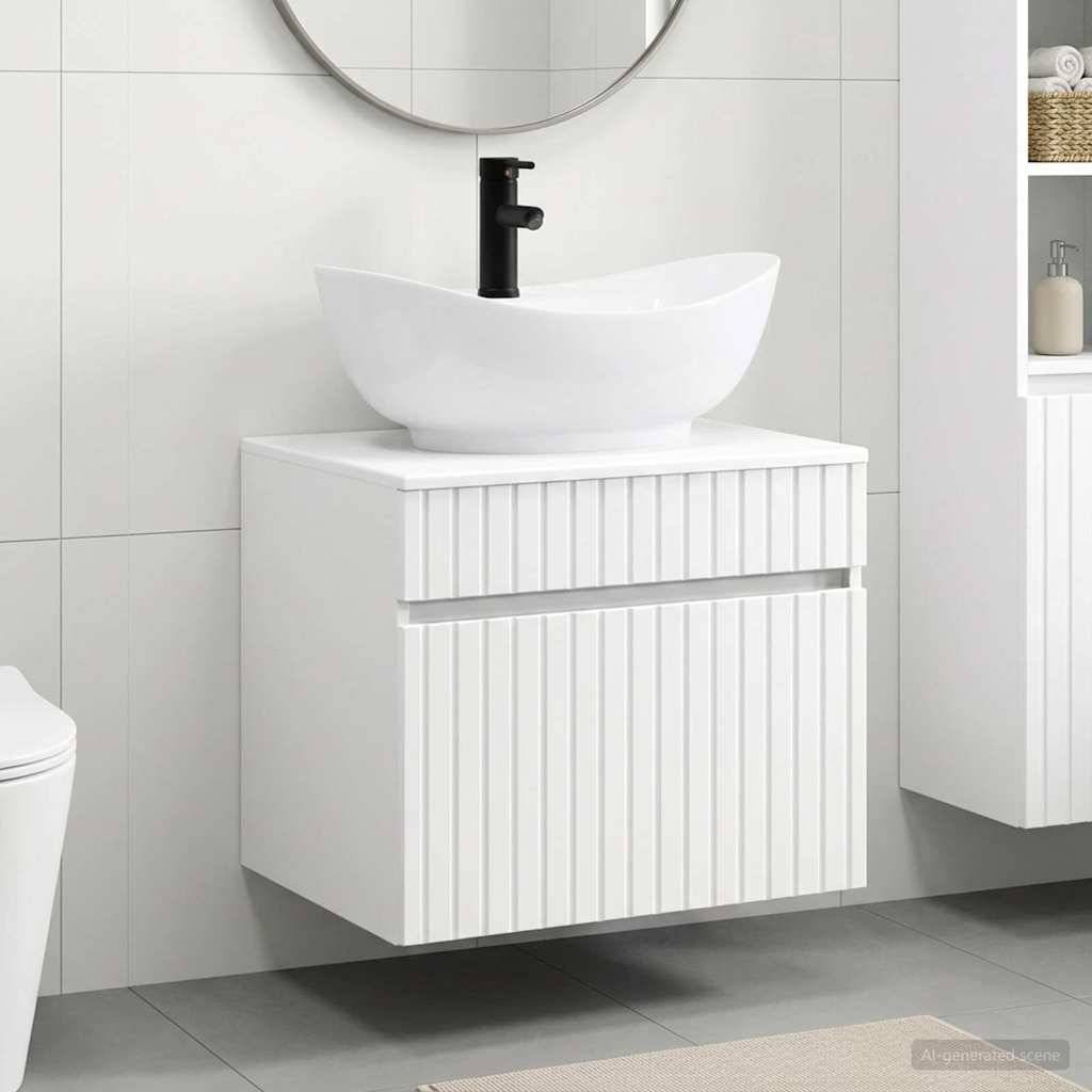 Modernes Badezimmer-Waschtisch mit wandmontiertem weißem Schrank, gerippten Schubladenfronten, weißem Aufsatzwaschbecken und schwarzem Wasserhahn unter einem runden Spiegel.