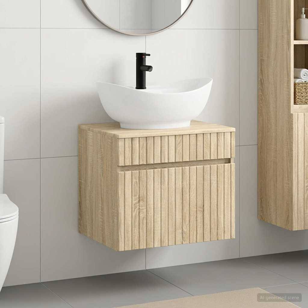 Modernes Badezimmer-Waschtisch mit wandmontiertem Hellholzschrank, weißem Aufsatzwaschbecken und schwarzem Wasserhahn vor gekachelter Wand.
