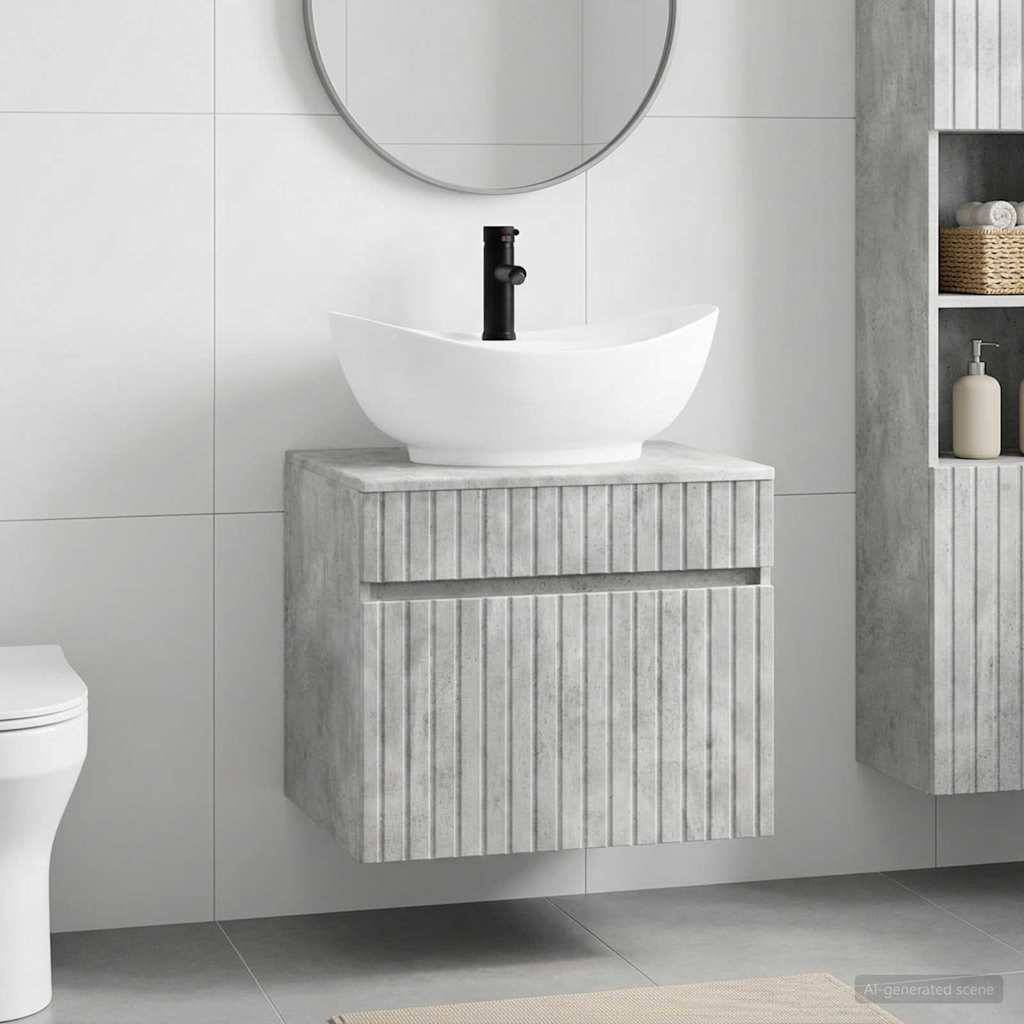 Modernes Badezimmer mit an der Wand montiertem weißem Aufsatzwaschbecken und schwarzem Wasserhahn über einem gerippten Holz-Waschtisch, mit sichtbarem Spiegel und Toilette.