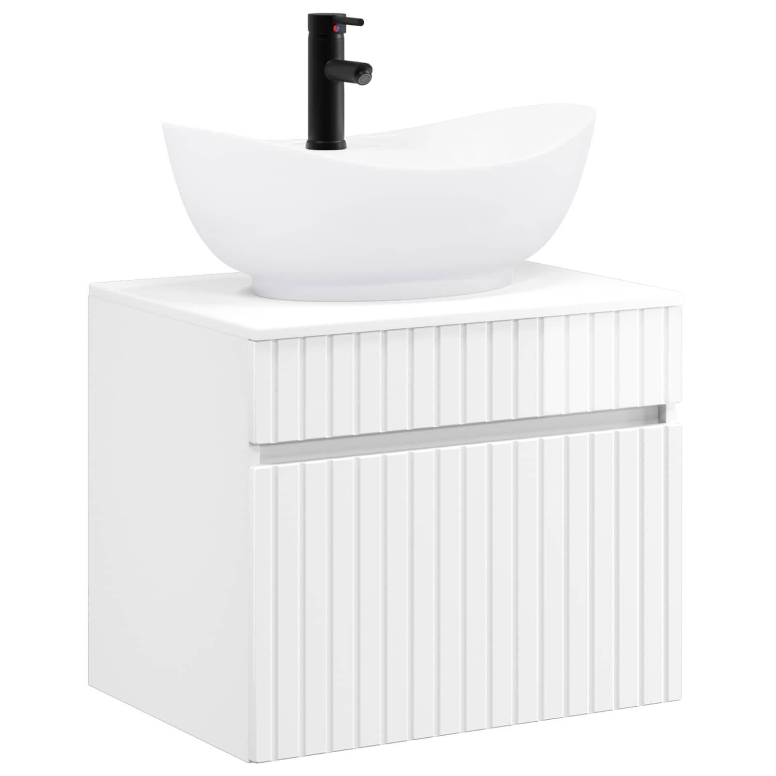 Weiße Badezimmerkommode mit Aufsatzwaschbecken und schwarzem Wasserhahn, mit gerillter Schrankfront und Schublade darunter.