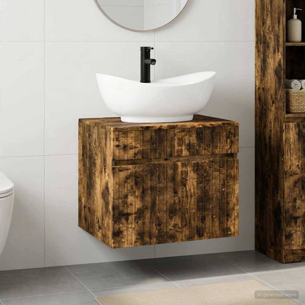 Modernes Badezimmer mit einem weißen Aufsatzwaschbecken und schwarzer Armatur, montiert auf einem rustikalen schwimmenden Holzwaschtisch neben passendem Holzregal.