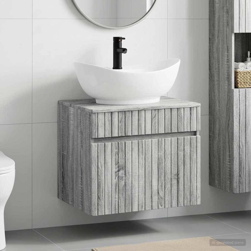 Modernes Badezimmertablett mit Holzmaserung-Hängschrank, weißem Aufsatzwaschbecken und schwarzem Wasserhahn vor gekachelter Wand und Spiegel.