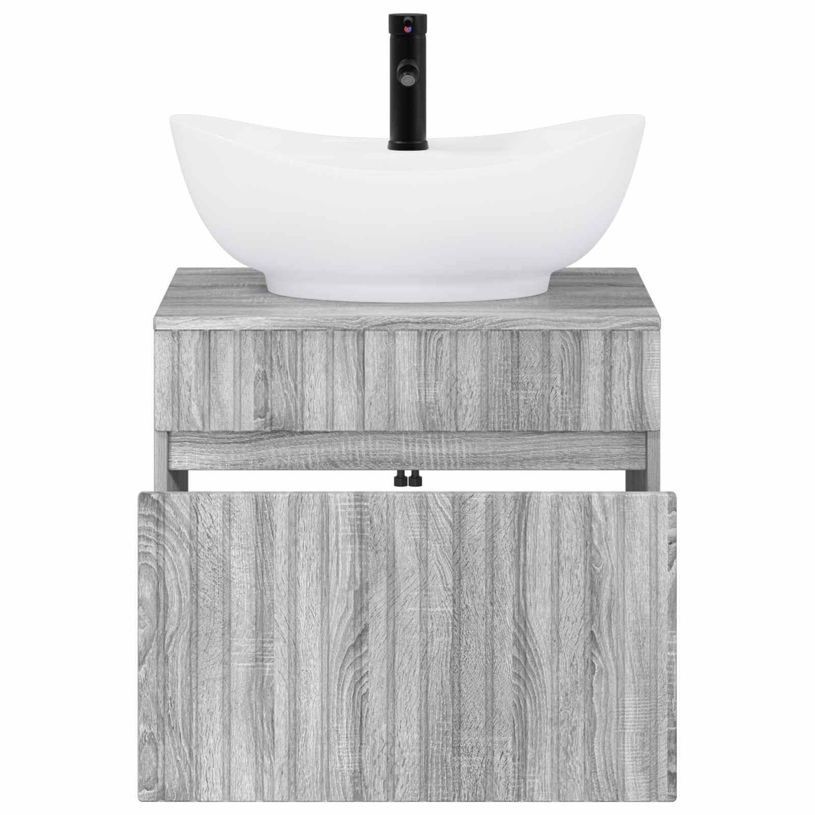 Modernes Badezimmerwaschbecken mit einem weißen Aufsatzwaschbecken und schwarzem Wasserhahn auf einem grauem Holzschrank mit offener mittlerer Ablage und unterer Schublade.