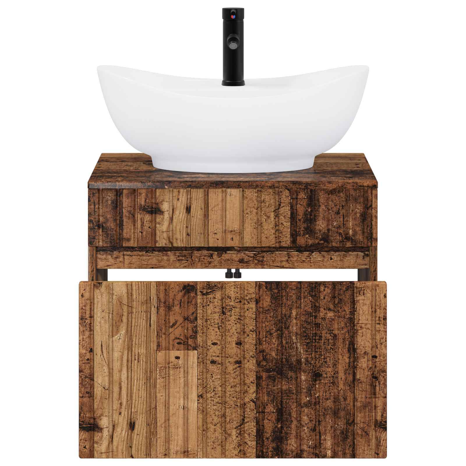 Weißes Spülbecken mit schwarzem Wasserhahn auf rustikalem Holz-Waschtischschrank vor weißem Hintergrund.