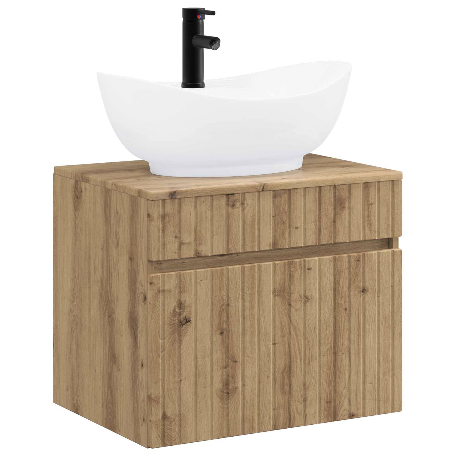 Holzwaschbeckenunterschrank im Badezimmer mit weißem Aufsatzwaschbecken und schwarzem Wasserhahn auf saubererem weißem Hintergrund.