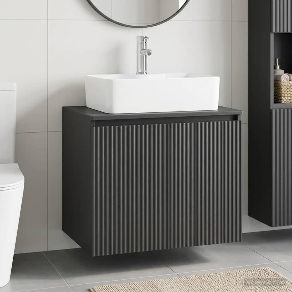 Modernes Badezimmermöbel mit einem weißen quadratischen Aufsatzwaschbecken auf einem dunklen gerippten Unterschrank, gezeigt neben einer Toilette und einem Spiegel.