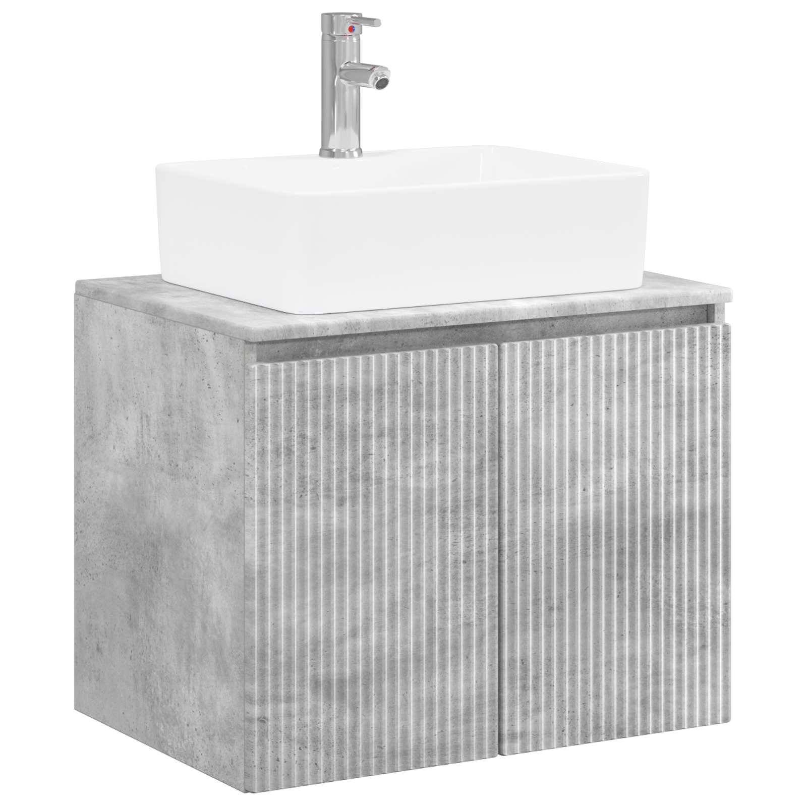 Modernes Badezimmerwaschtisch mit weißem Aufsatzwaschbecken und Chromarmatur auf einem Schrank mit Betontextur und vertikal gerippten Frontpaneelen.