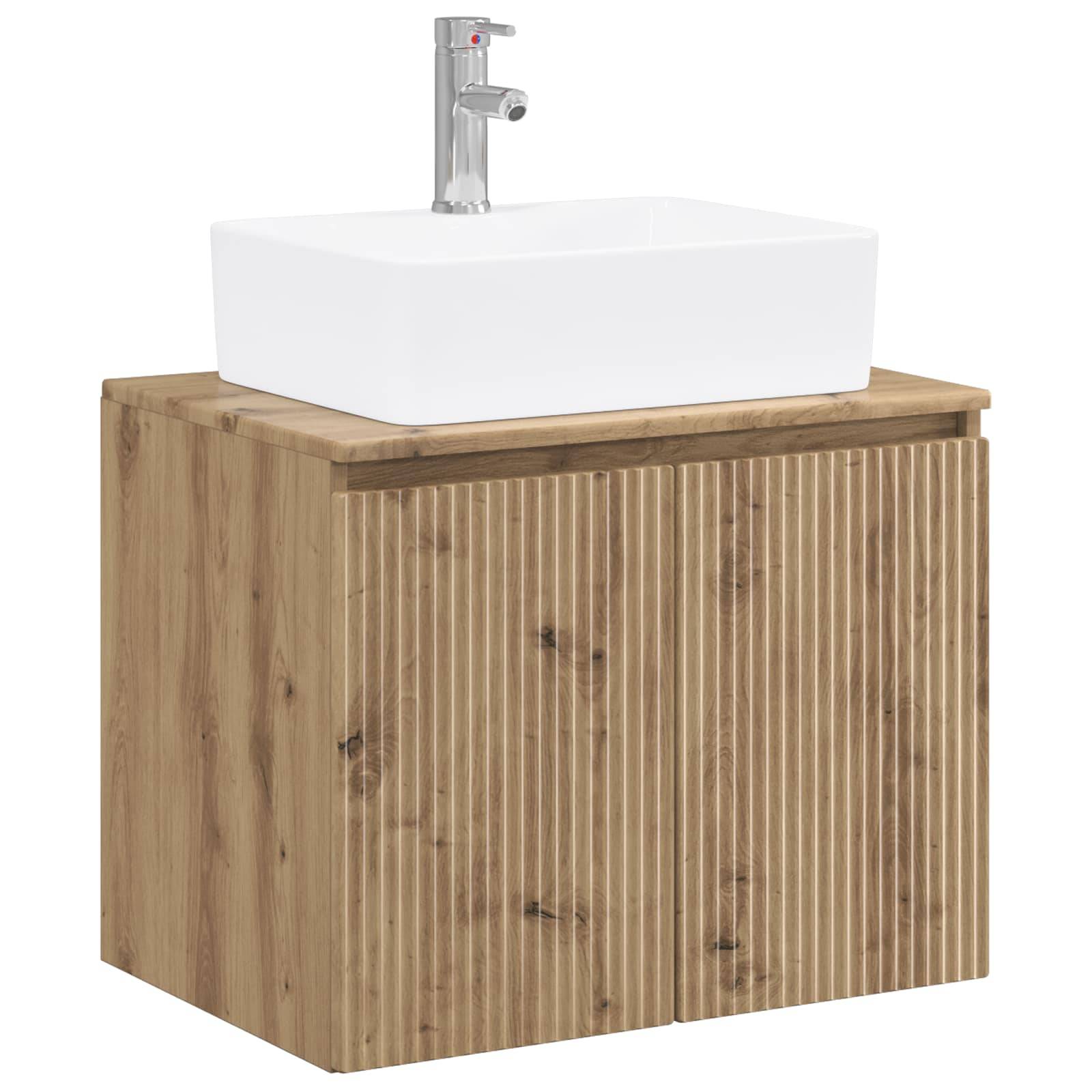 Holzwaschtischunterschrank mit einem weißen rechteckigen Aufsatzwaschbecken und verchromtem Wasserhahn oben, freigestellt auf weißem Hintergrund.