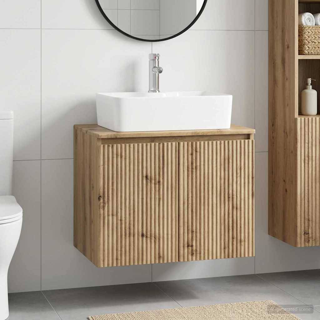 Modernes Badezimmerwaschtisch mit weißem Aufsatzwaschbecken, rundem Spiegel und hellem Holzschrank mit Riffelstruktur, montiert an einer gefliesten Wand.