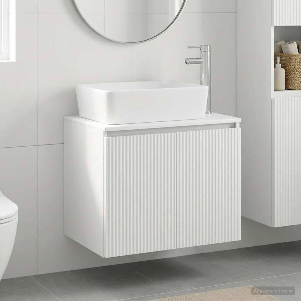 Modernes weißes Badezimmermöbel mit Aufsatzwaschbecken und Wandspiegel, abgebildet in einem minimalistisch gekachelten Badezimmer.