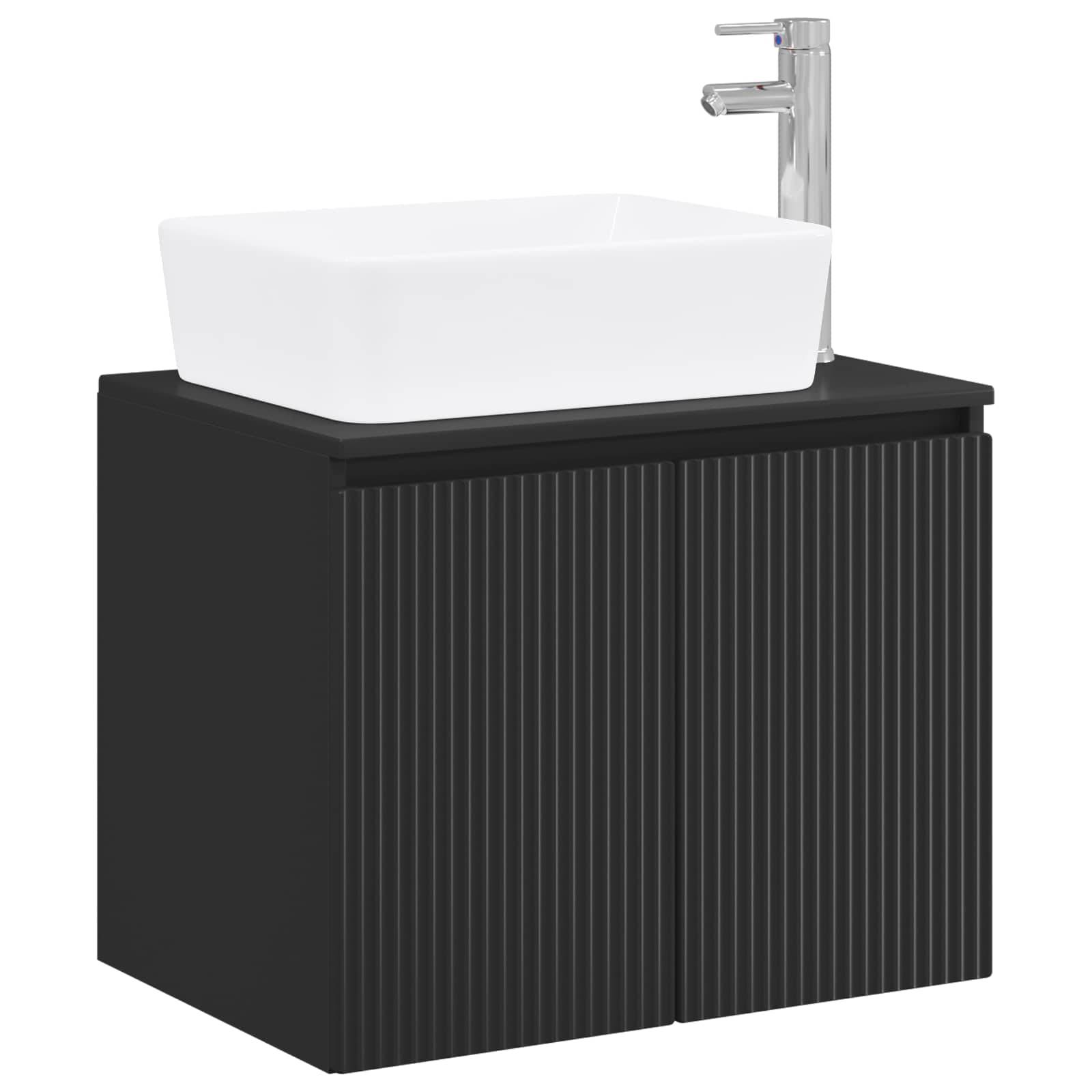 Schwarzes geripptes Badezimmer-Waschtischunterschrank mit weißem Aufsatzwaschbecken und Chromarmatur oben.