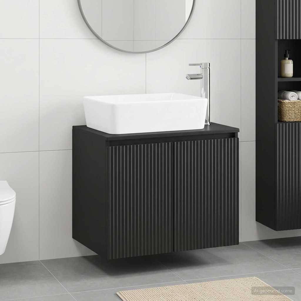 Modernes Badezimmer-Waschtisch mit weißem Aufsatzwaschbecken und verchromtem Wasserhahn auf dunklem Schrankkorpus mit Rillenstruktur, daneben ein runder Spiegel und Wandregale.
