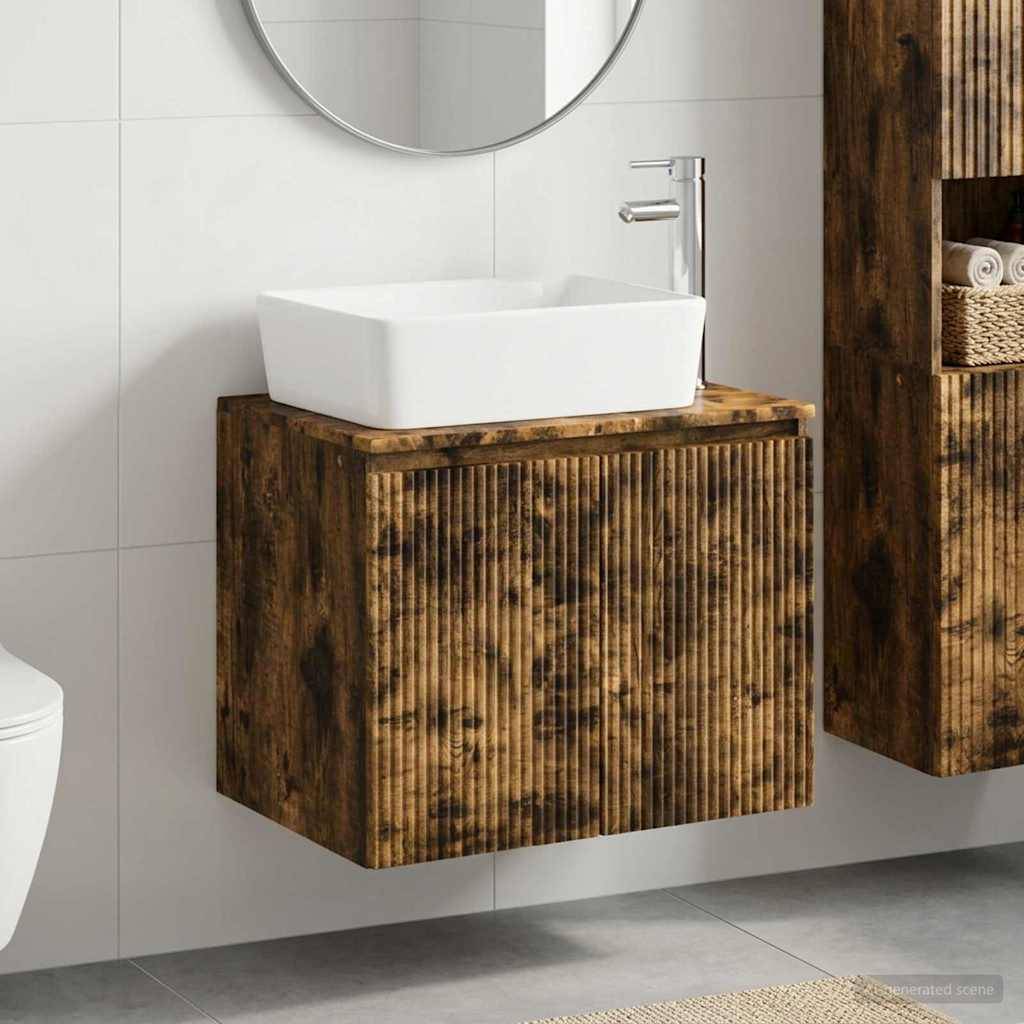 Schwebendes Holz-Badezimmerwaschtisch mit weißem Aufsatzwaschbecken und Chromarmatur gegen geflieste Wand, neben passendem Holzschrank und Spiegel.