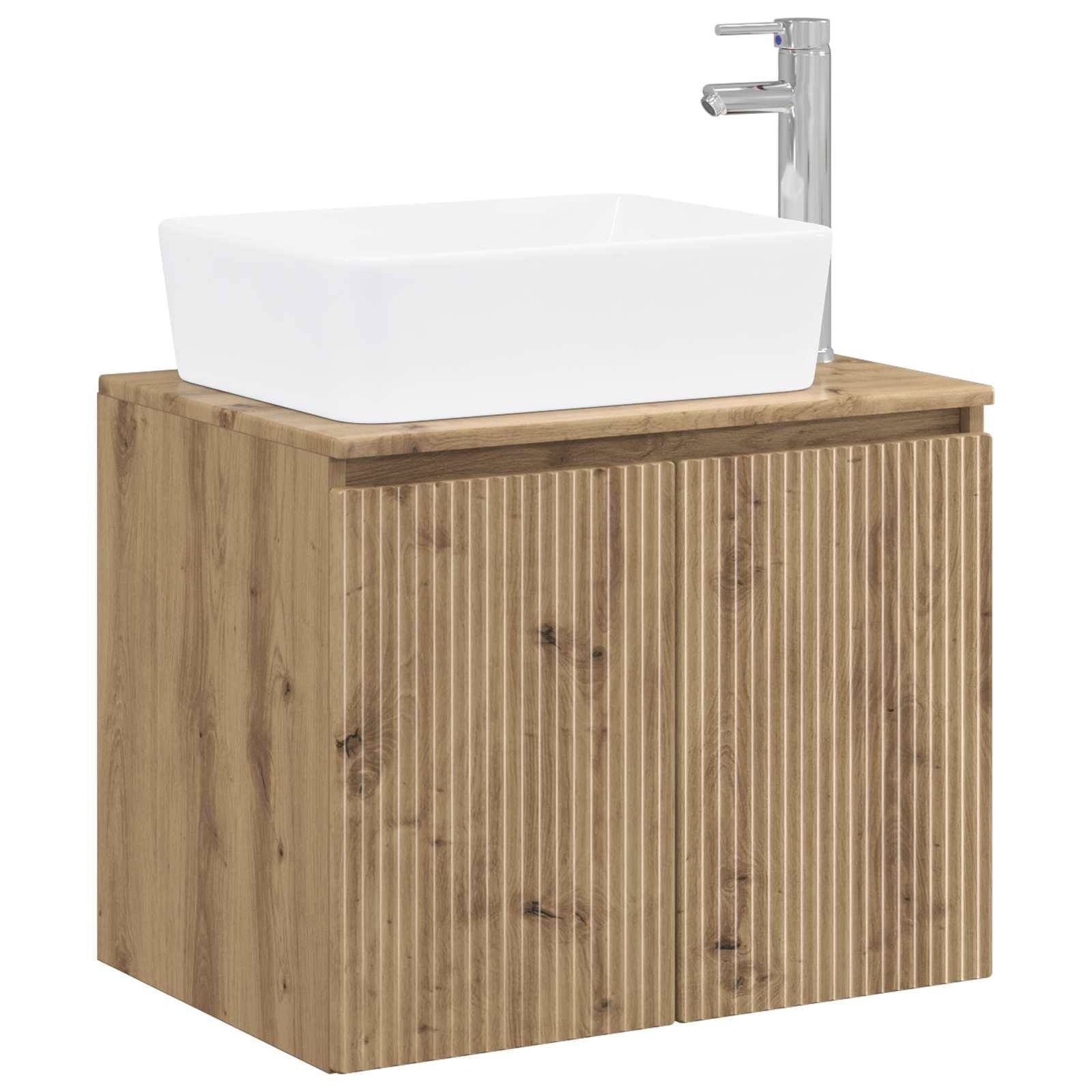 Holzwaschbecken im Badezimmer mit einem weißen rechteckigen Aufsatzwaschbecken und Chromarmatur.