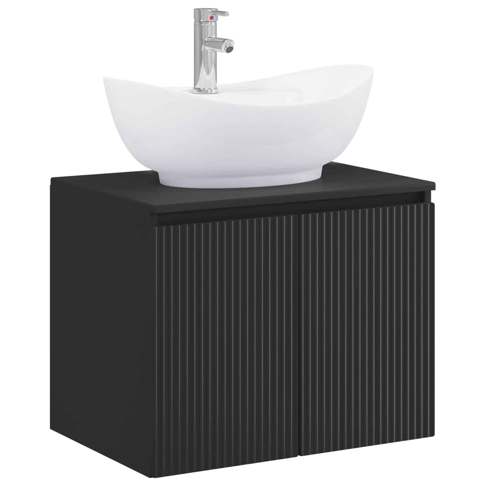 Modernes weißes Waschbecken mit Chromarmatur auf schwarzem geripptem Waschtischunterschrank, vor einem neutralen Hintergrund dargestellt.