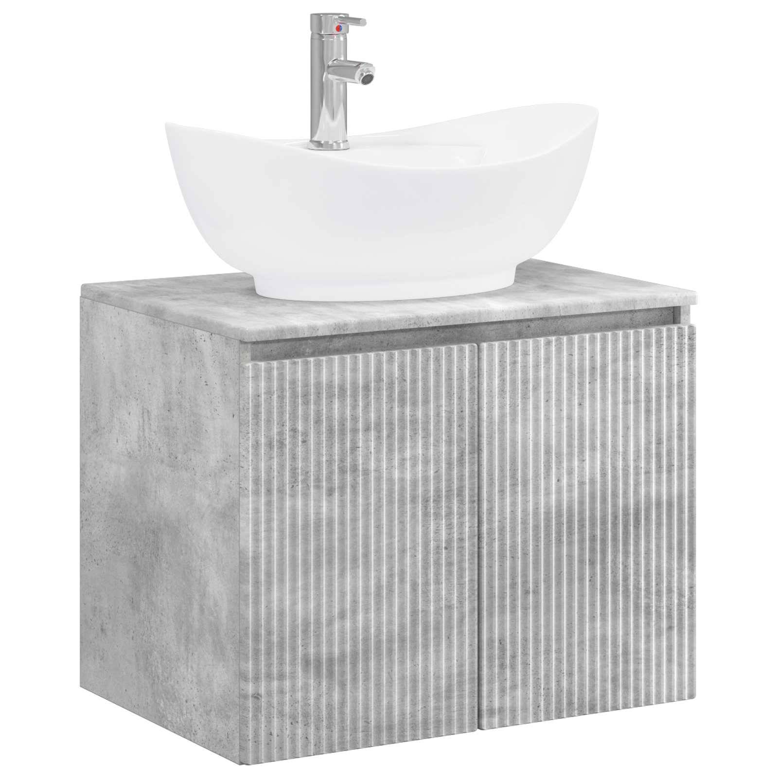 Weißes Waschbecken mit Chromarmatur auf einem grauem Betonwaschtisch vor weißem Hintergrund.