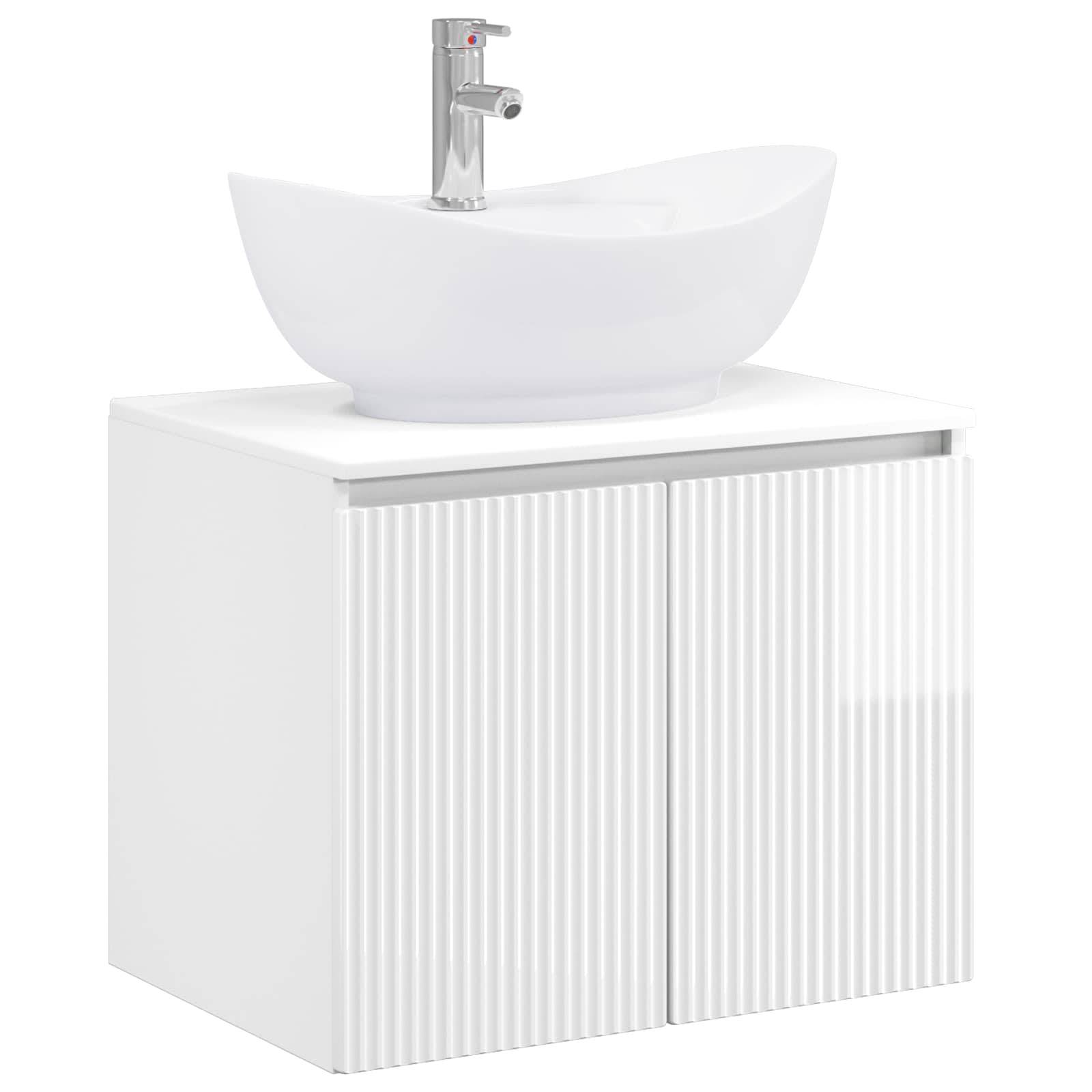 Weiße Badezimmerkommode mit zwei gerippten Schranktüren und einer Aufsatzwaschbecken mit Chromarmatur oben.
