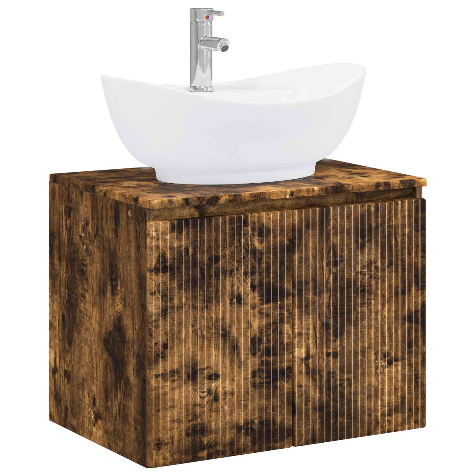 Weißes Waschbecken mit Chromarmatur auf einem rustikalen Holz-Badezimmerschrank.