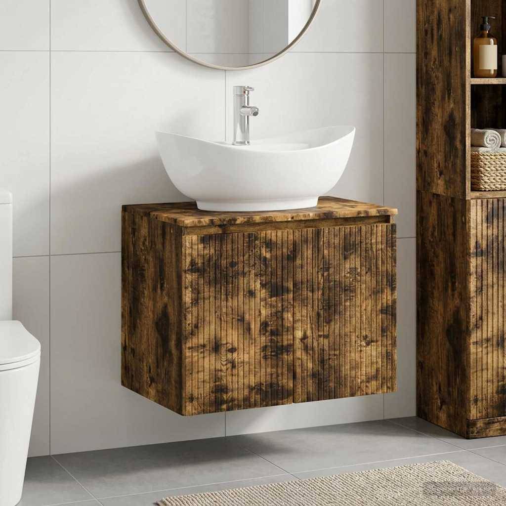 Modernes Badezimmer mit einem weißen Waschbecken und rundem Spiegel an einem rustikalen, an der Wand montierten Waschtisch aus Holz; gekachelte Wand und Boden sind sichtbar.