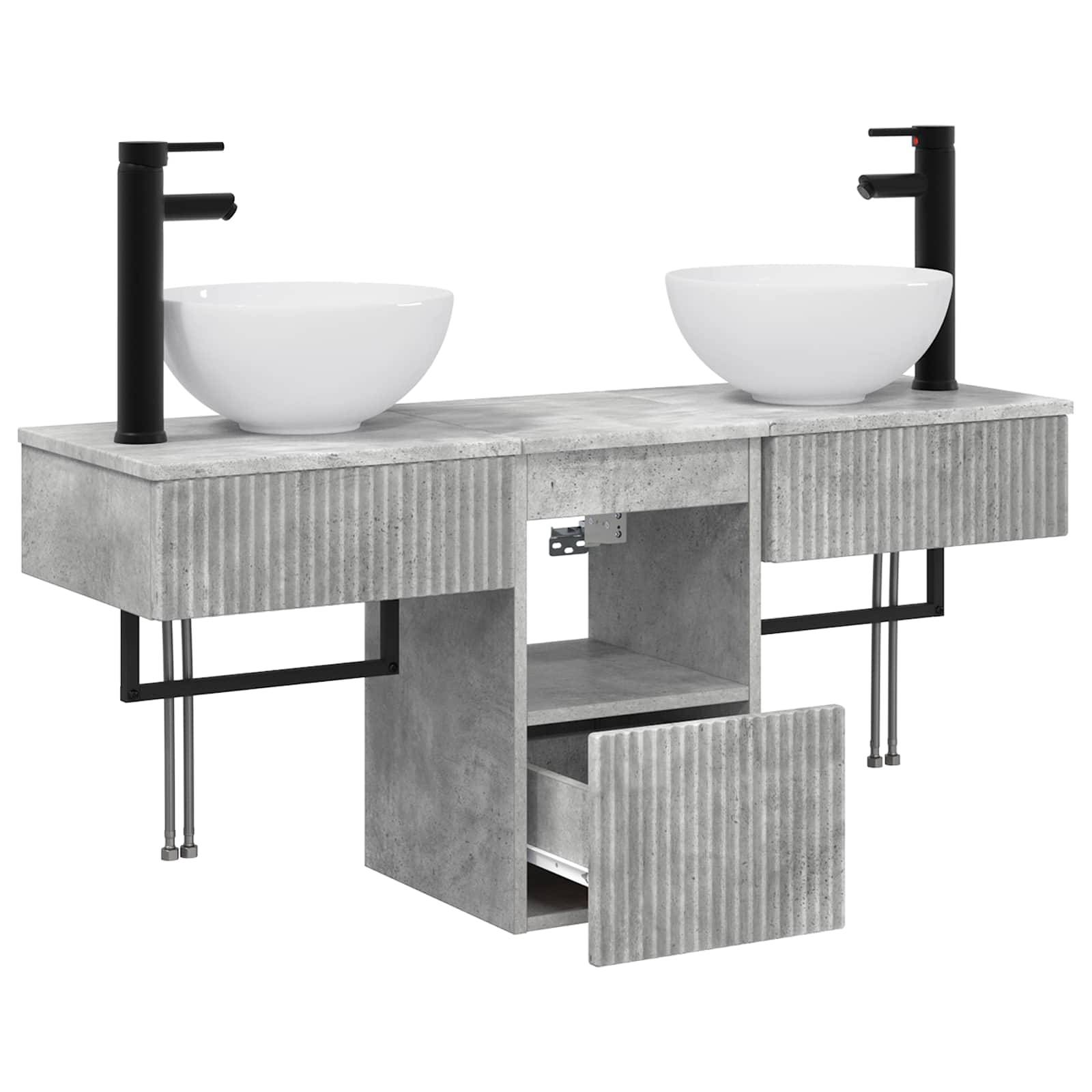 Doppelwaschplatz mit zwei weißen Aufsatzwaschbecken, schwarzen Armaturen und einem Badezimmerschrank mit Betonoptik, offenen Regalen und einer Frontschublade