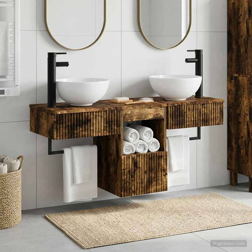 Rustikales Badezimmerwaschbecken aus Holz mit doppeltem Becken, schwarzen Armaturen, ovalen Spiegeln, Handtuchtaufbewahrung und gewebtem Teppich in einem modernen gekachelten Badezimmer.
