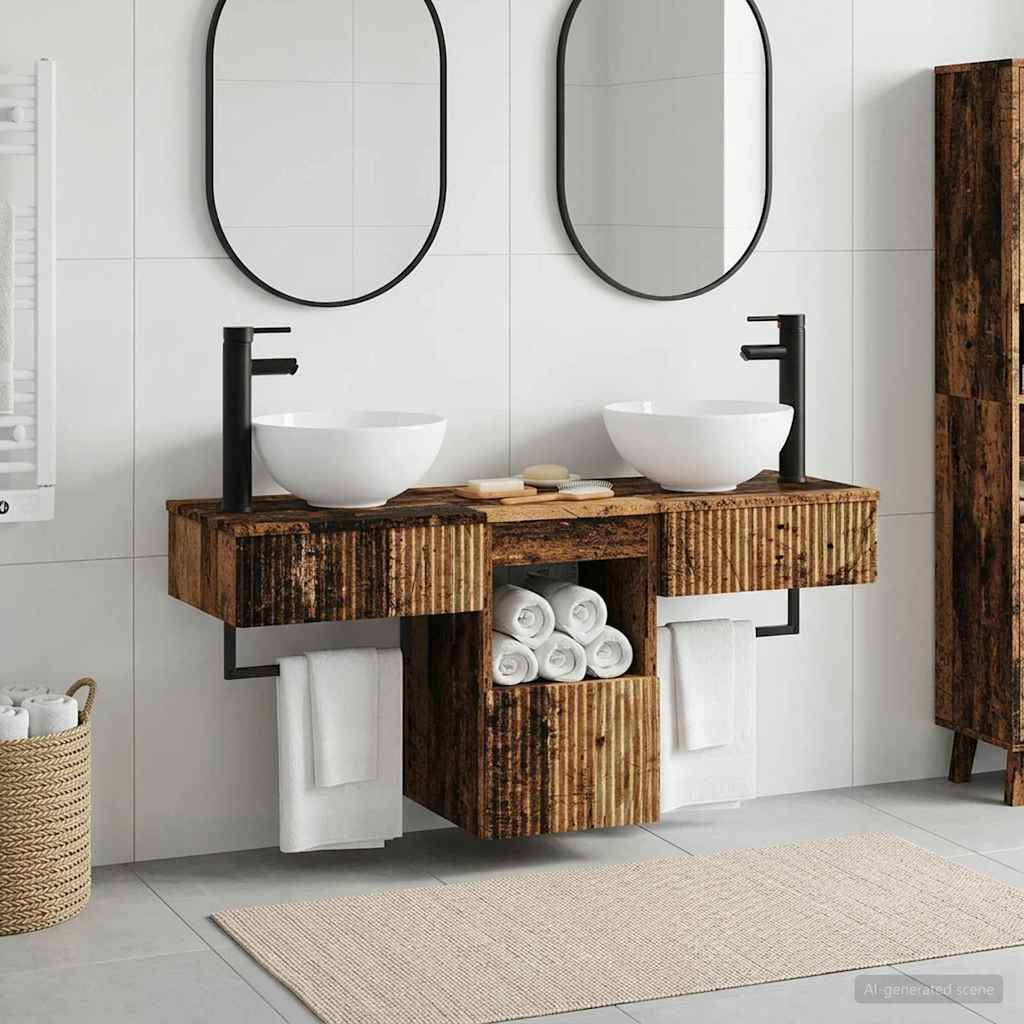 Modernes Badezimmer mit zwei freistehenden Waschbecken, schwarzen Armaturen, ovalen Spiegeln und rustikalem Holzwaschtisch mit Handtüchern und Aufbewahrungskörben.