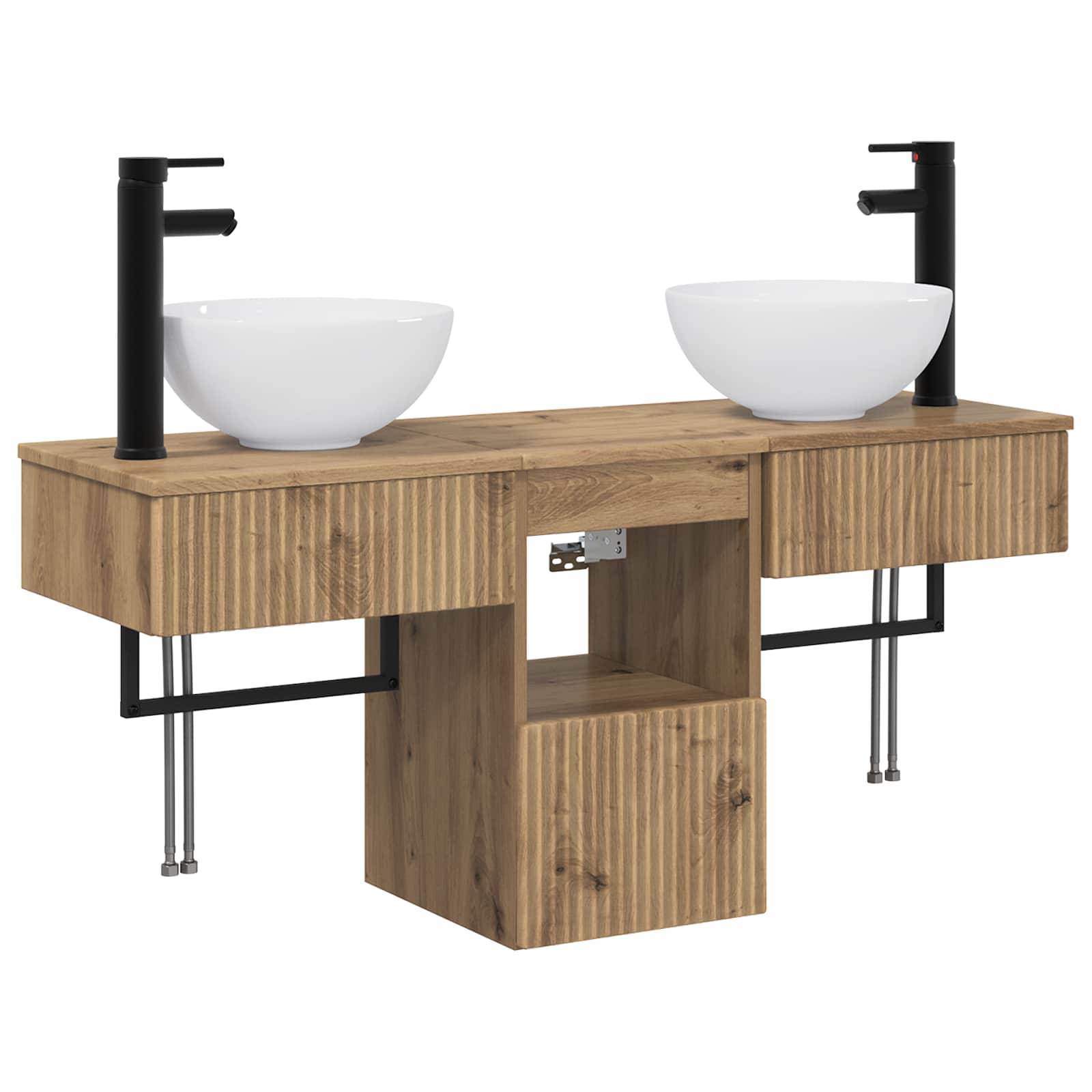 Holzwaschplatz mit Doppelwaschbecken mit zwei weißen Schüsselbecken, schwarzen Armaturen, offener mittlerer Ablage und Metallstützbeinen.