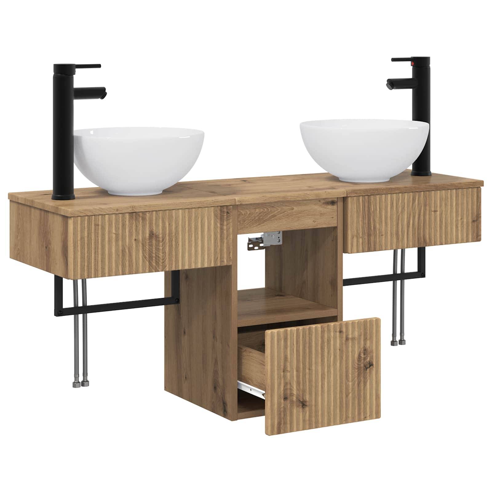 Doppelwaschbecken-Holzwaschtisch mit zwei weißen Aufsatzwaschbecken, schwarzen Armaturen, offenem Regal und einem zentralen Schrank mit offener Tür.