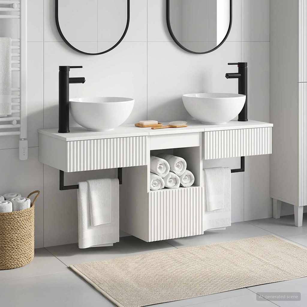 Modernes Badezimmer-Waschtischset mit zwei Aufsatzwaschbecken, schwarzen Armaturen, Spiegeln, offenen Handtuch- und Regalablage sowie beigem Teppich auf hellem Fliesenboden.