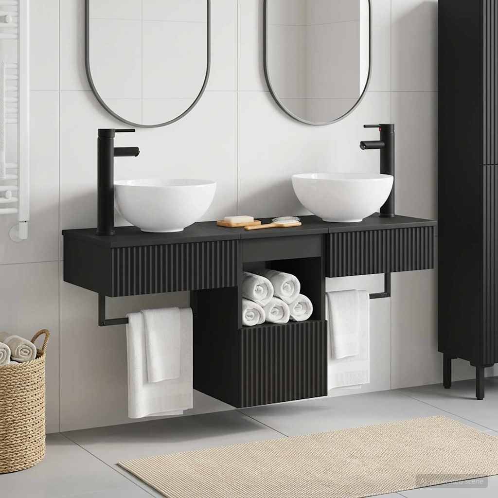 Modernes schwarzes Badezimmer-Doppelwaschbecken mit ovalen Spiegeln, Aufsatzwaschbecken, Handtüchern und offenen Regalen mit aufgerollten Handtüchern und Toilettenartikeln.