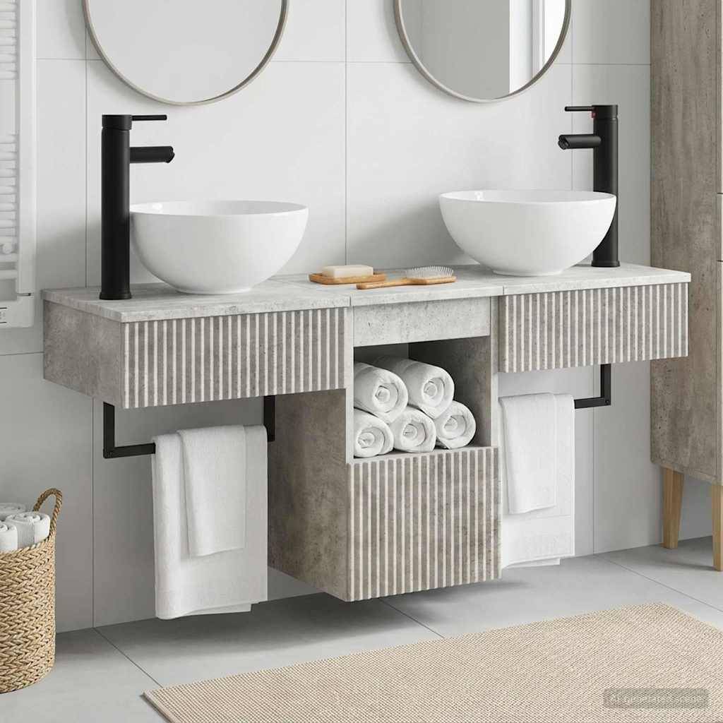 Modernes Doppelwaschbecken im Badezimmer mit zwei weißen Aufsatzwaschbecken, schwarzen Armaturen, offener Handtuchablage und gerollten Handtüchern auf einem Schrank im Betonstil