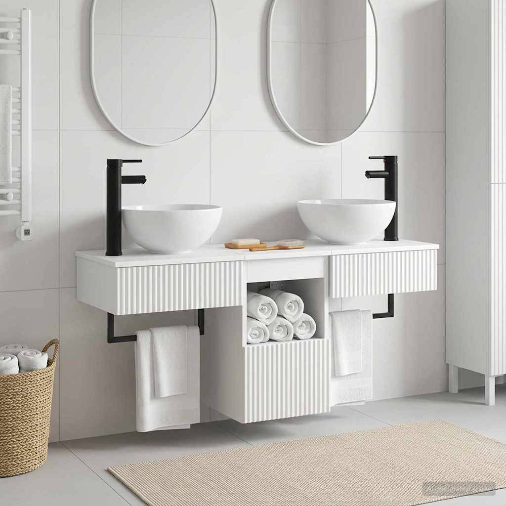 Modernes weißes Badezimmer mit doppelten Aufsatzwaschbecken, schwarzen Armaturen, ovalen Spiegeln und integriertem Handtuchtank unter dem Waschtisch.