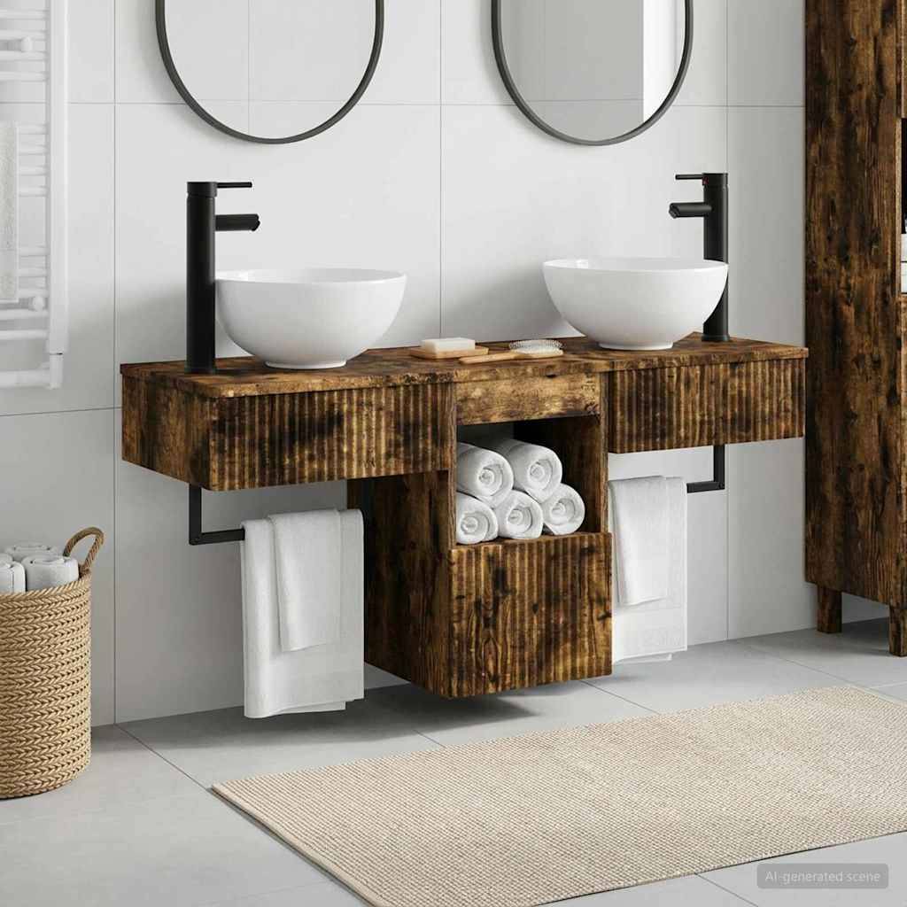 Modernes Badezimmer-Waschtisch mit zwei Aufsatzwaschbecken, schwarzen Armaturen, Spiegeln, Handtüchern und offenen Regalen mit aufgerollten Handtüchern.