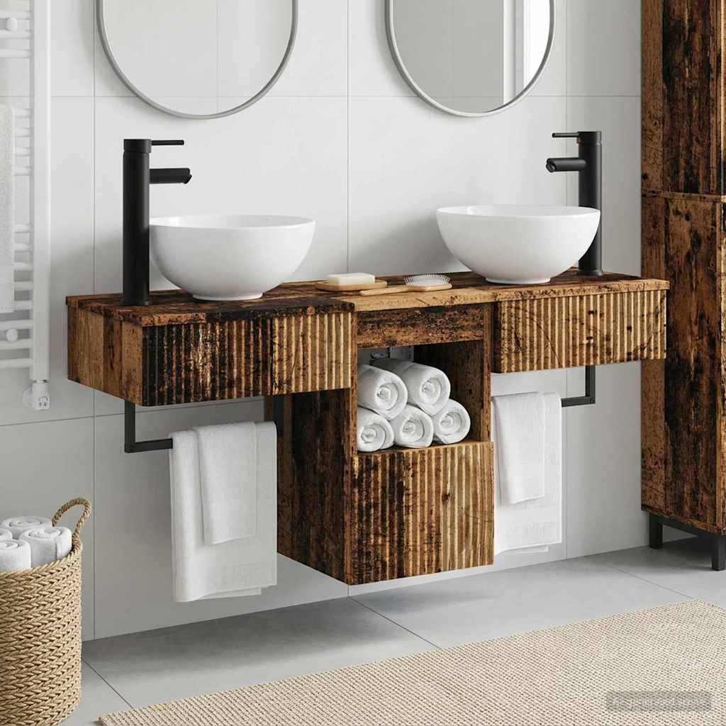 Modernes Badezimmerwaschtisch mit zwei Aufsatzwaschbecken, schwarzen Armaturen, Spiegeln und rustikalen Holzregalen mit aufgerollten Handtüchern.