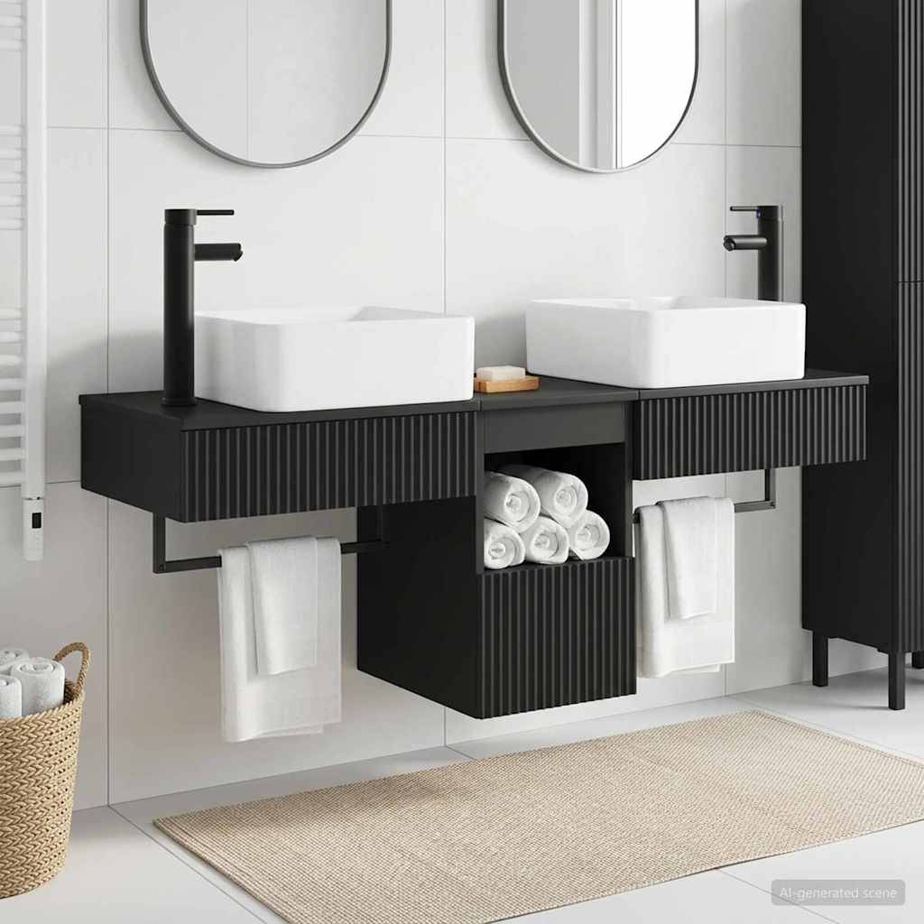 Modernes Badezimmer mit Doppelwaschtisch, zwei Aufsatzwaschbecken, Wandspiegel, schwarzen gerippten Schränken, aufgerollten Handtüchern und einem beigen Teppich.