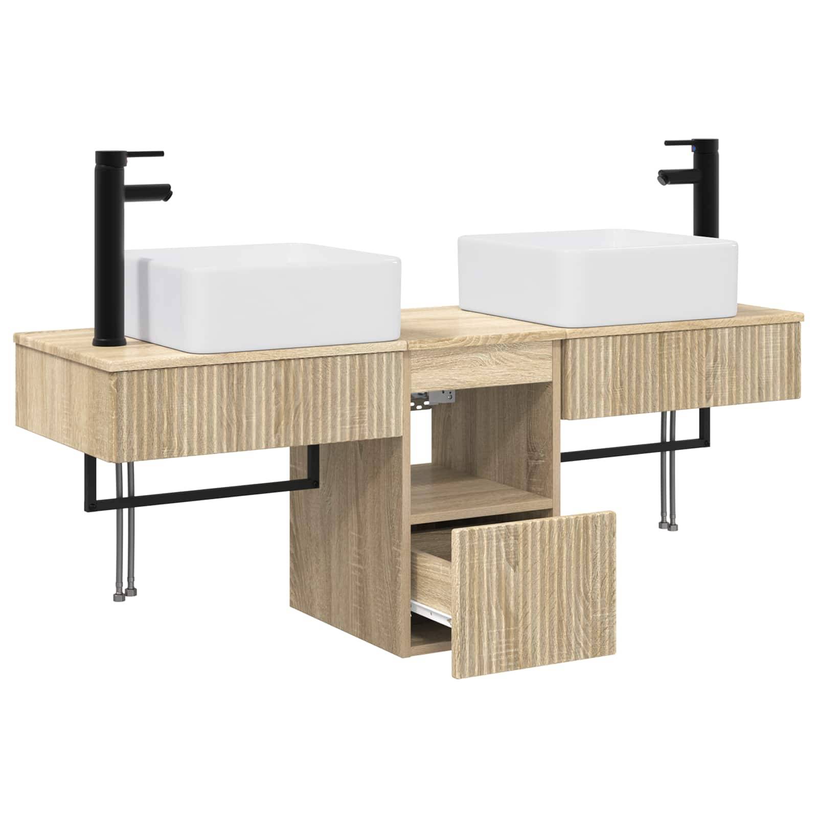 Doppelwaschtisch-Unterschrank aus hellem Holz mit zwei rechteckigen weißen Becken, schwarzen Armaturen, zentralem offenem Regal und leicht geöffneter Schublade.