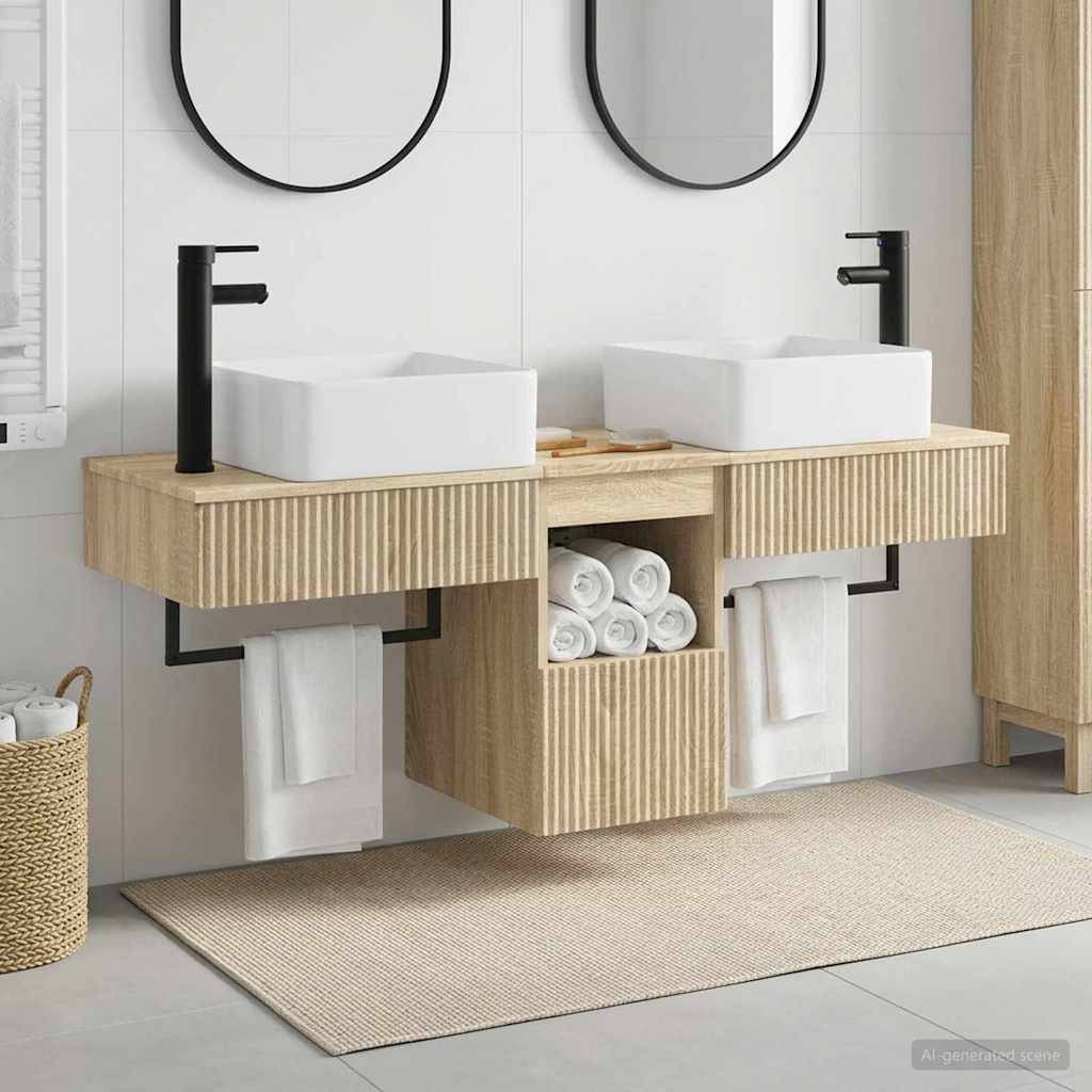 Modernes Doppel-Badezimmer-Waschtisch mit zwei Aufsatzwaschtischen, schwarzen Armaturen, verspiegelten Schränken, offener Handtuchtablage und einer geflochtenen Badmatte in einem Badezimmer aus hellem Holz.